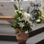 in una chiesa addobbi floreali per un funerale